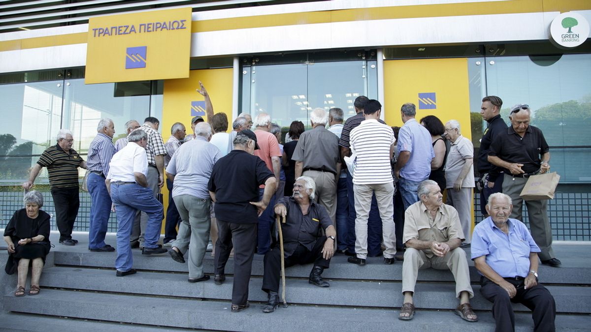 Grecia reabre los bancos tras el corralito que ha durado tres semanas