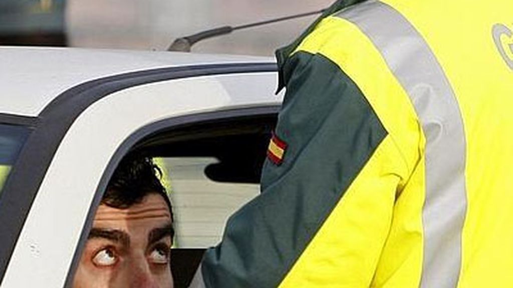 Un conductor haciendo un control de alcoholemia