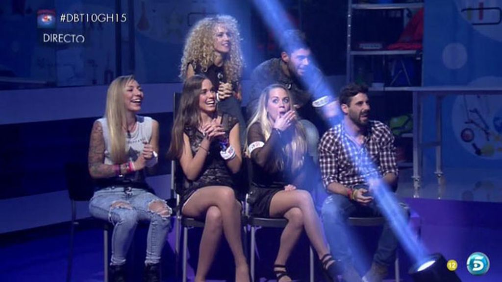 Los finalistas aplauden y piropean a los "modelos"