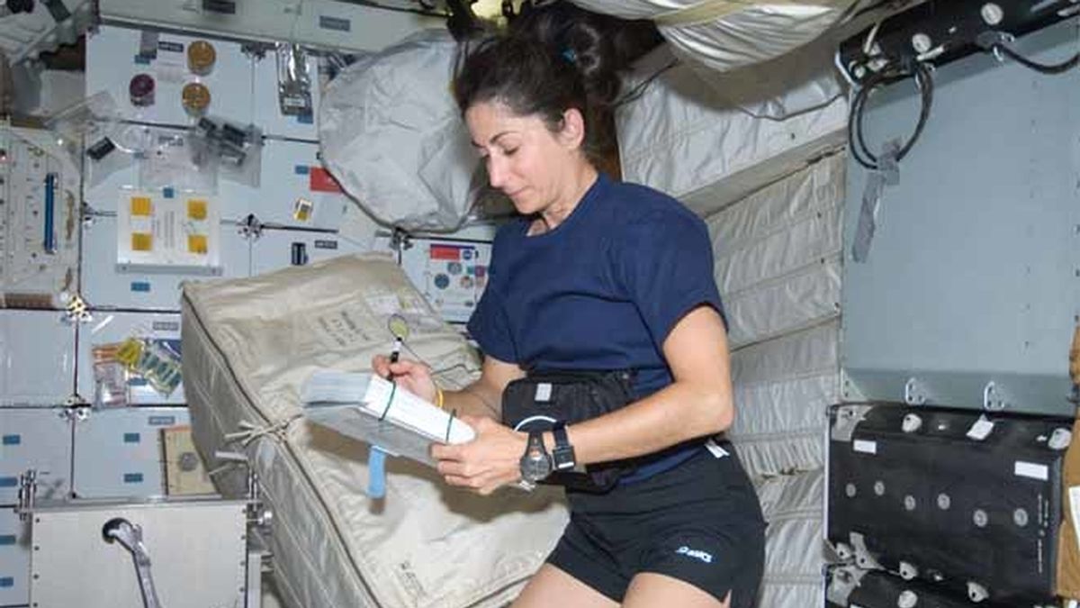 La astronauta Nicole Scott durante el vuelo del Discovery