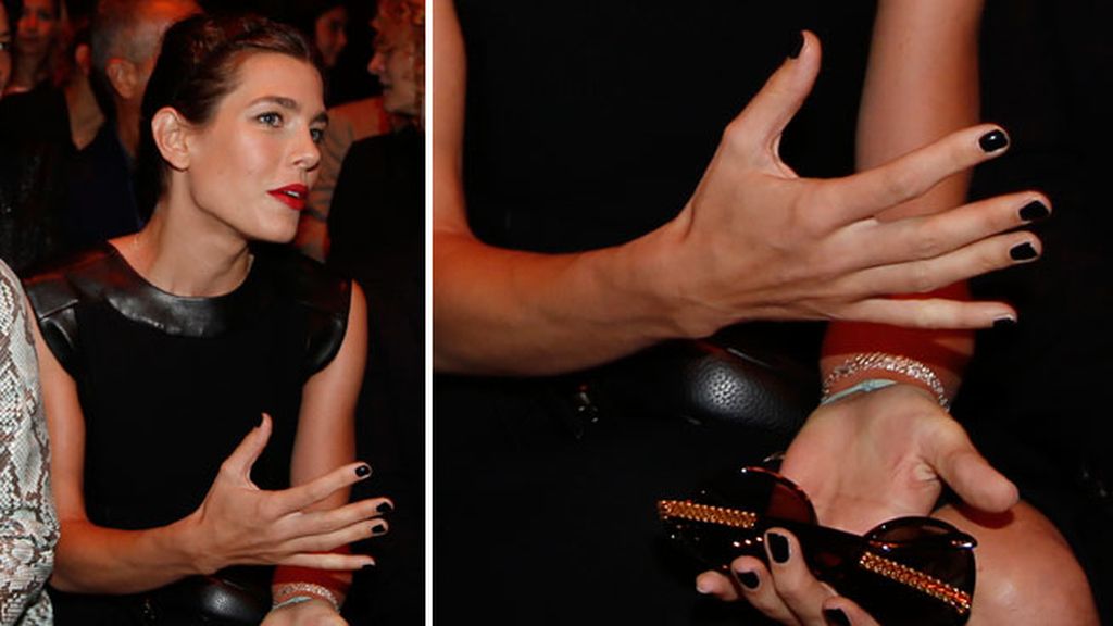 Una manicura corta en color negro. ¡Lo más!