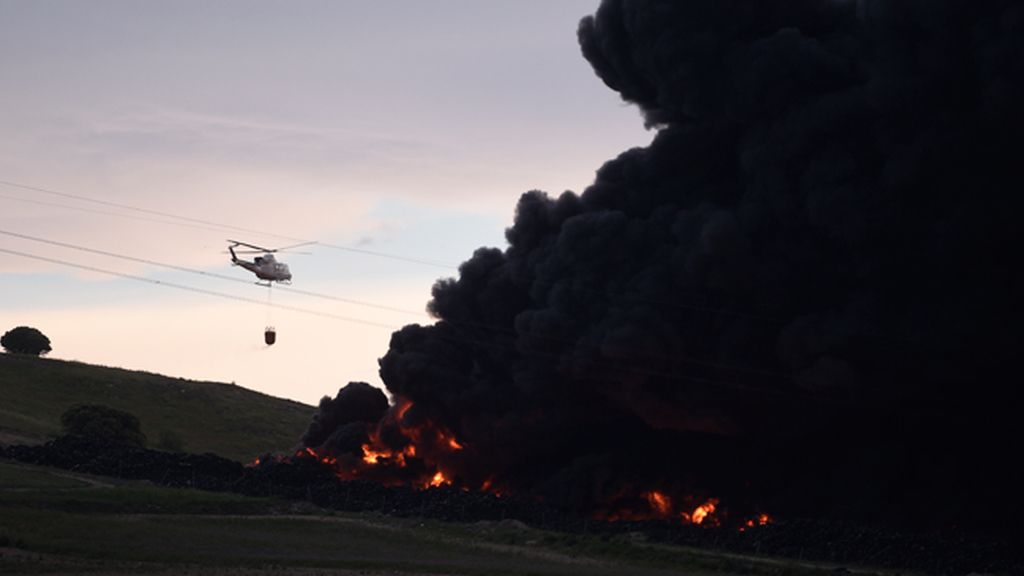 Arde el cementerio de neumáticos de Seseña