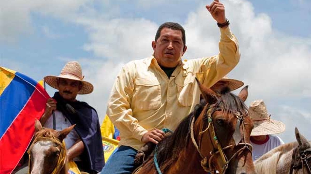 El presidente venezolano, Hugo Chávez, montando a caballo