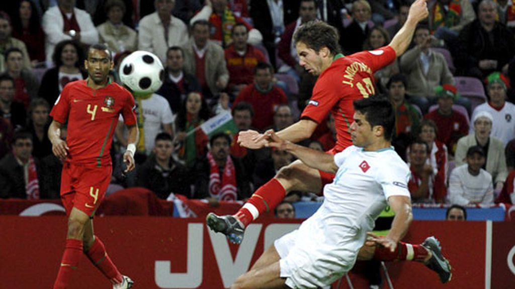 El jugador portugués Joao Mautinho, lucha por el balón con el turco Goekhan Zan