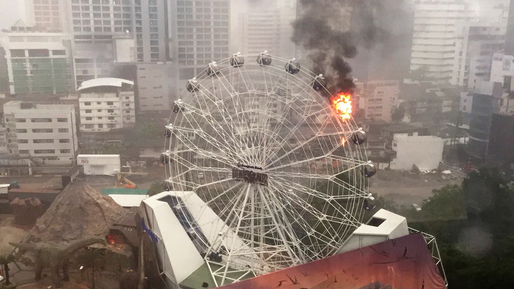 Noria incendiada en Bargkok Noria incendiada en Bargkok