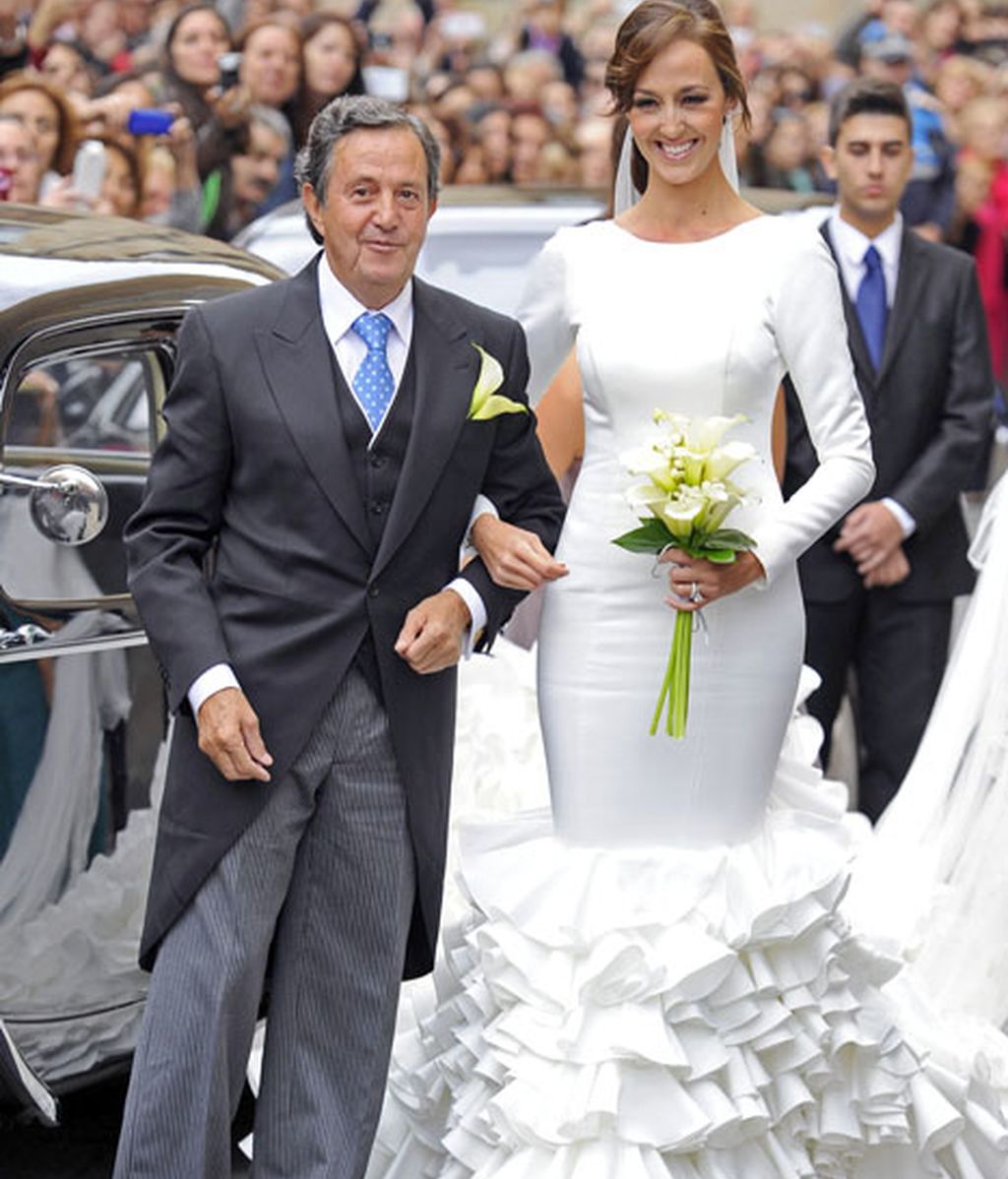 La novia llegó a la Iglesia acompañada por su padre, "El Niño de la Capea"