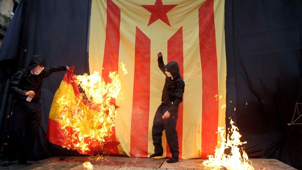 Unos encapuchados quemaron las banderas de España y Francia y una foto del Rey. EFE Unos encapuchados quemaron las banderas de España y Francia y una foto del Rey. EFE