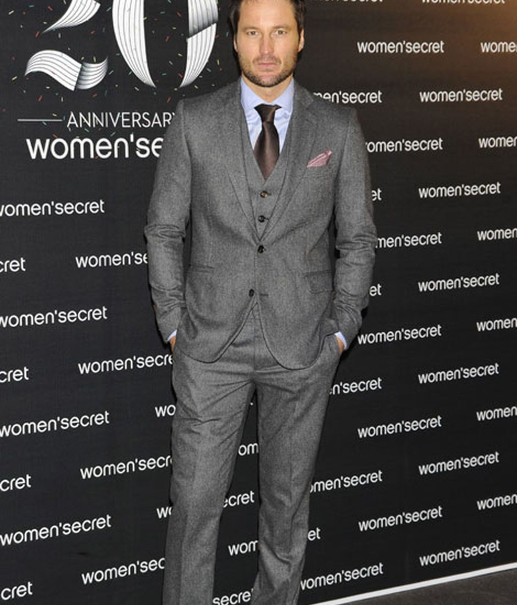 El actor Fernando Andina, muy elegante con un traje gris