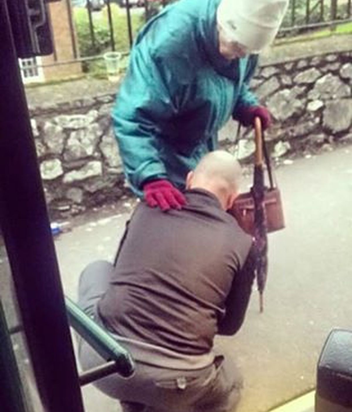 Un conductor de autobús ayuda a una anciana y se convierte en viral
