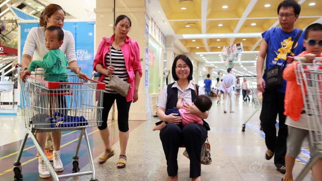 Miles de madres exigen una habitación, que no sea en los baños