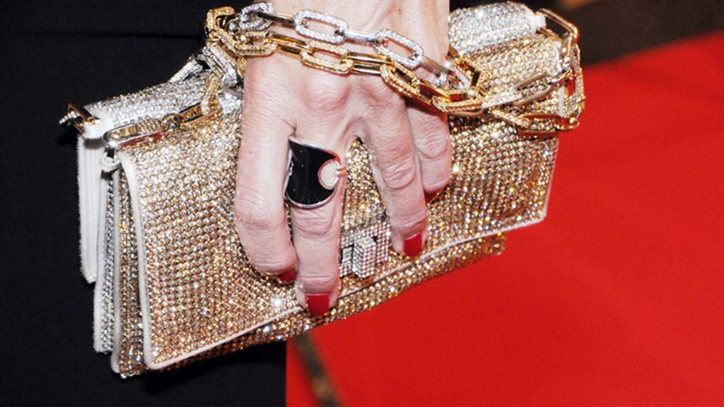 Belén Rueda completó su look con un glamouroso bolso