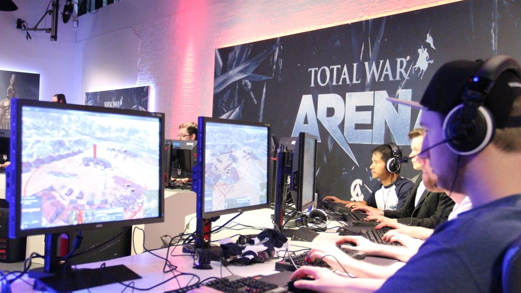 Jugadores y 'youtubers' enseñan el nuevo juego a los aficionados