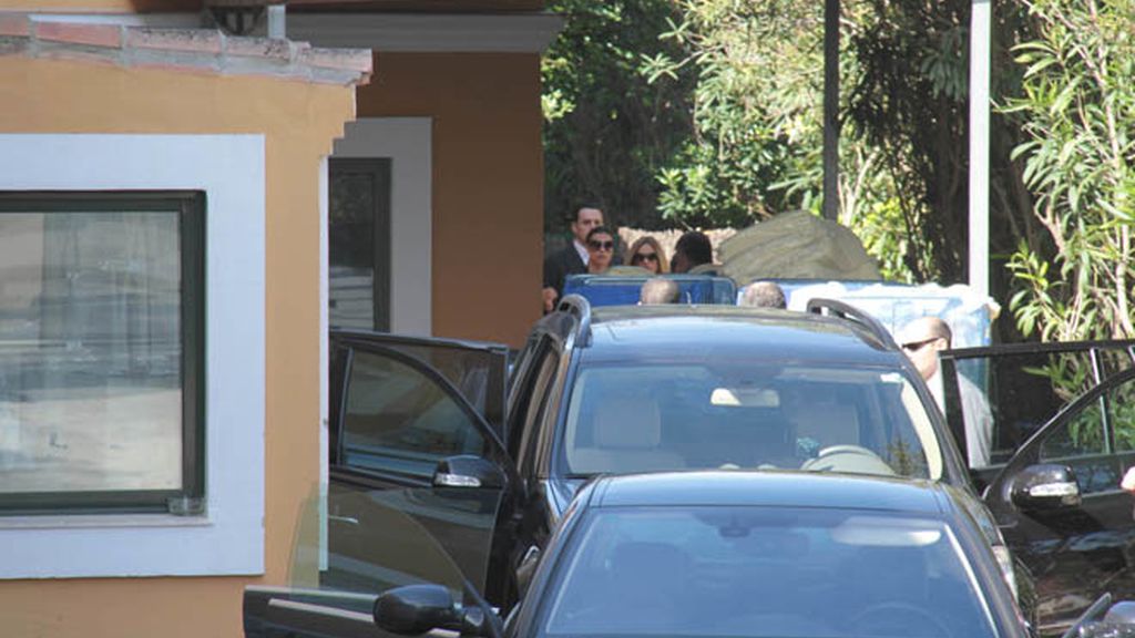 Alejandro Sanz, roto de dolor en el funeral de su madre