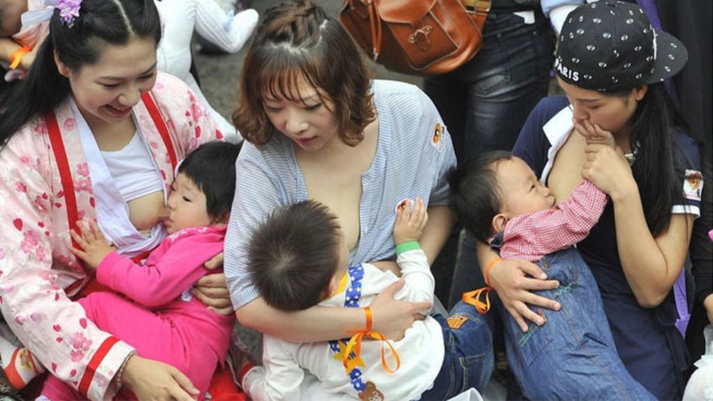 Salir a la calle a dar el pecho en China...La protesta de miles de madres