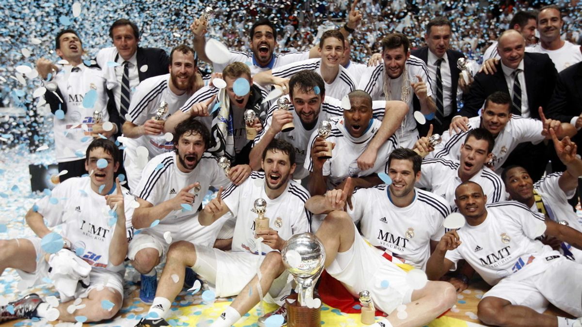 Los jugadores del Real Madrid posan con el trofeo tras vencer al Barcelona Regal en el quinto y definitivo partido de la final de la Liga ACB