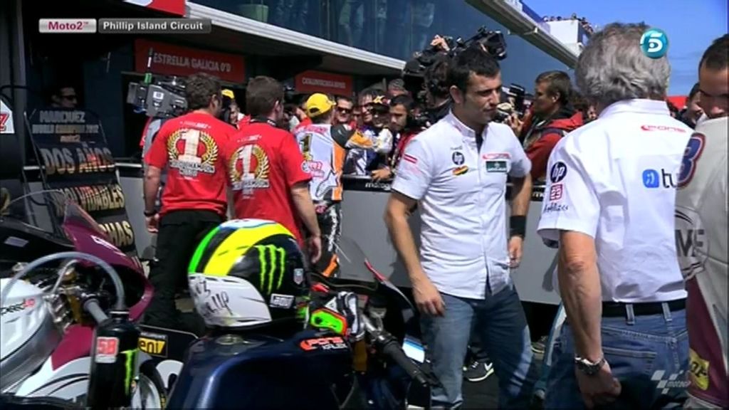 Jorge Lorenzo, al fondo, felicita a Marc Márquez