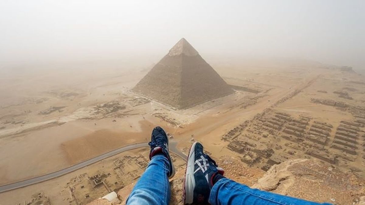 Un joven escala la Pirámide de Giza