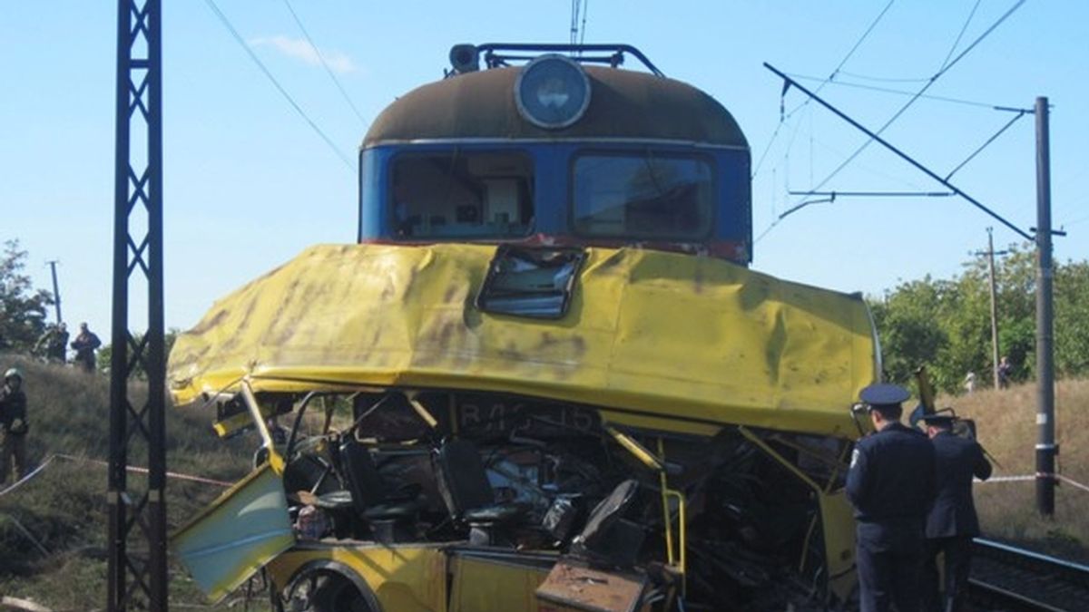 Al menos 43 muertos en un choque entre un autobús y un locomotora en Ucrania