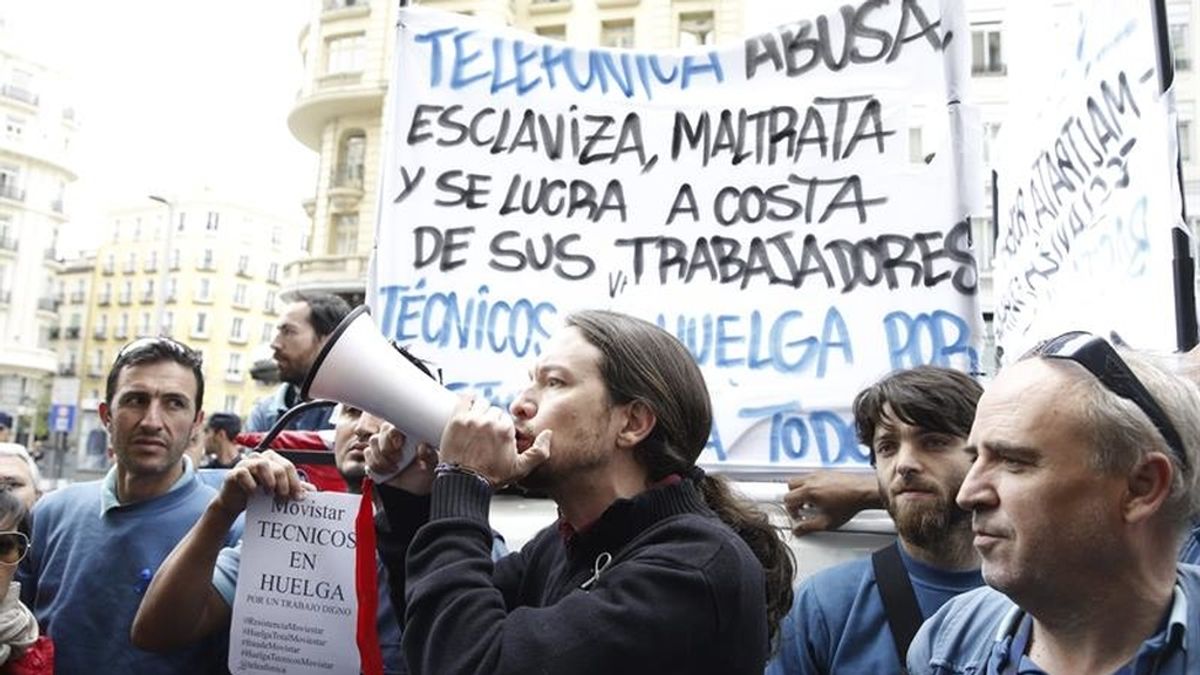 Pablo Iglesias, junto a los trabajadores subcontratados por Telefónica