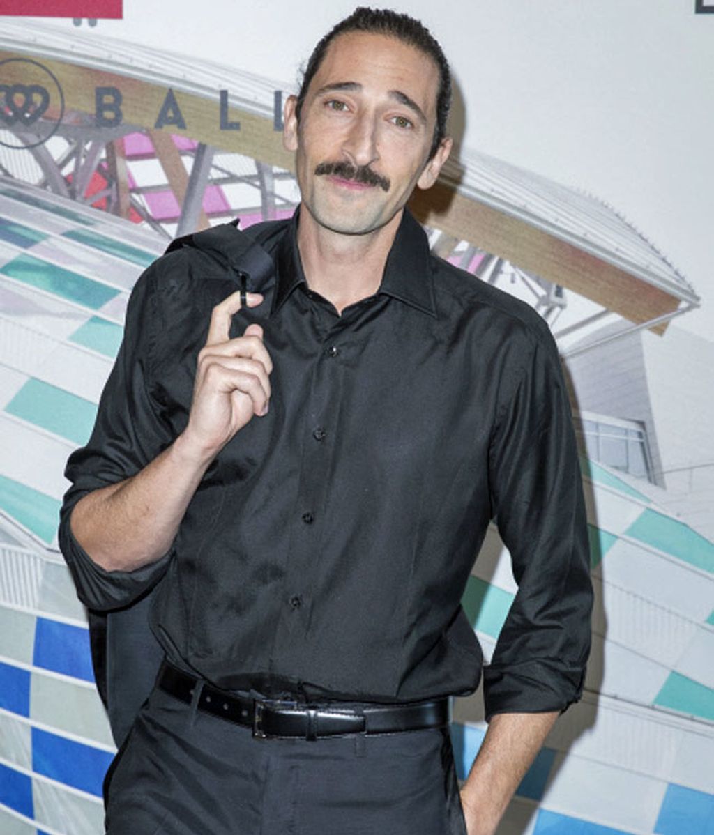 El actor Adrian Brody todo de negro fue acompañado de su novia Lara Lieto