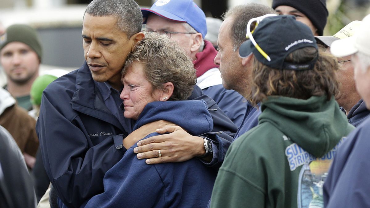 Obama consuela a una de las afectadas por el paso del huracán Sandy