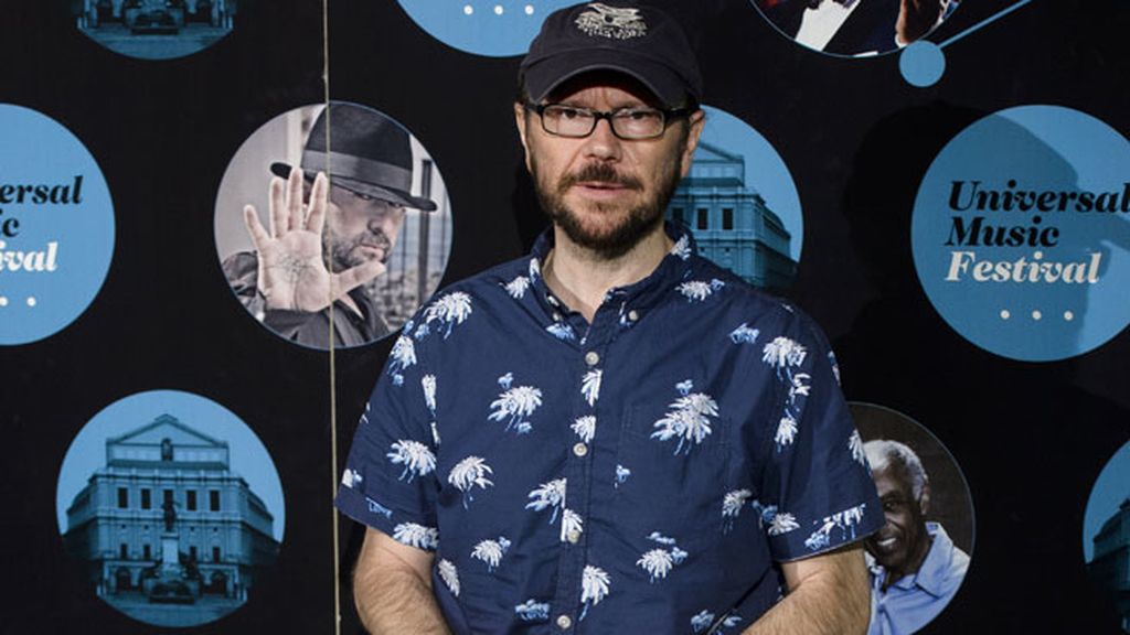 Santiago Segura posó en el photocall con gorra y camisa veraniega