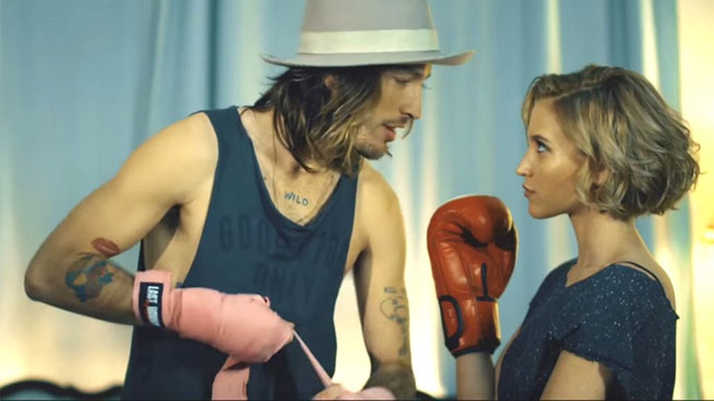 Besos, boxeo y guitarras: el videoclip de Ana Fernández ha grabado con su nuevo chico