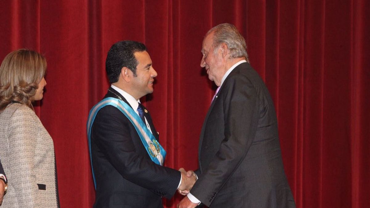 El rey Juan Carlos felicita al nuevo presidente de Guatemala, Jimmy Morales