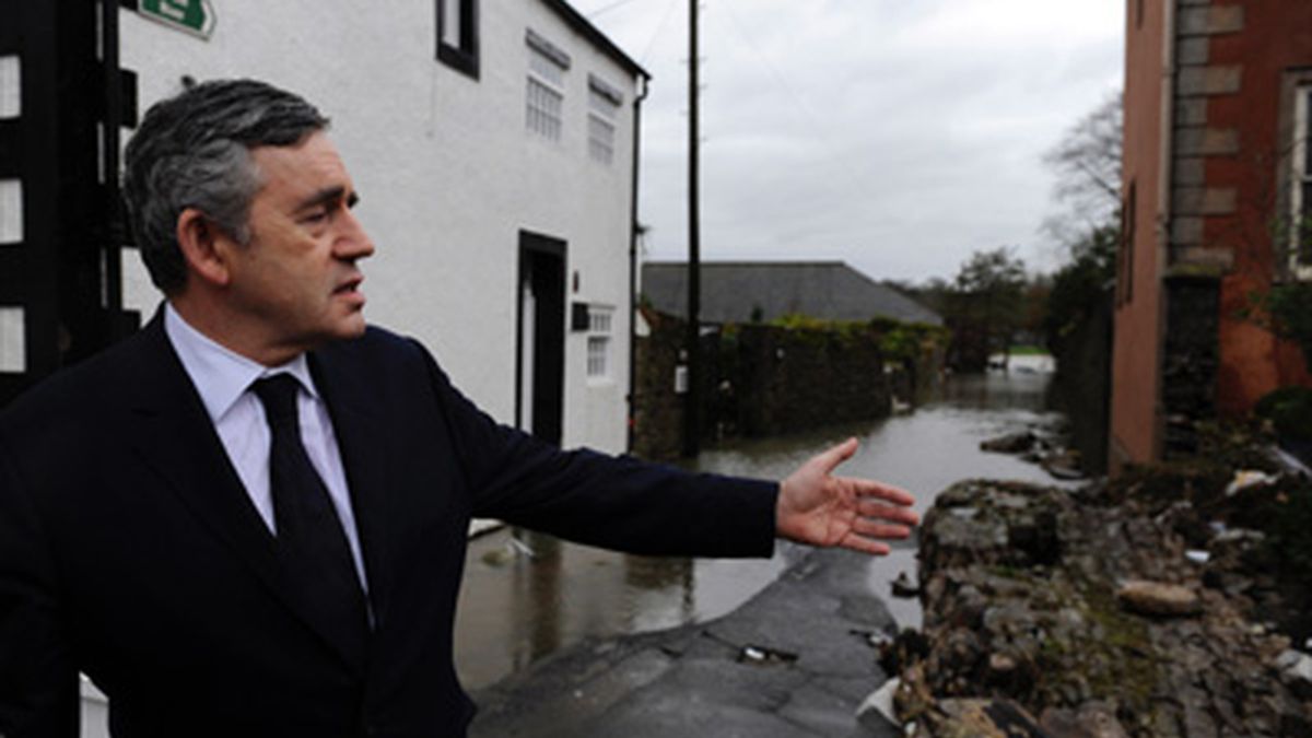 Gordon Brown visita la localidad de Cumbria
