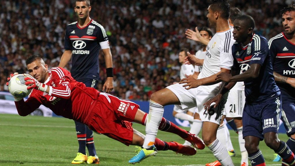 El guardameta del Olympique Lyonnais Anthony Lopes (i) ataja un balón ante el Real Madrid El guardameta del Olympique Lyonnais Anthony Lopes (i) ataja un balón ante el Real Madrid