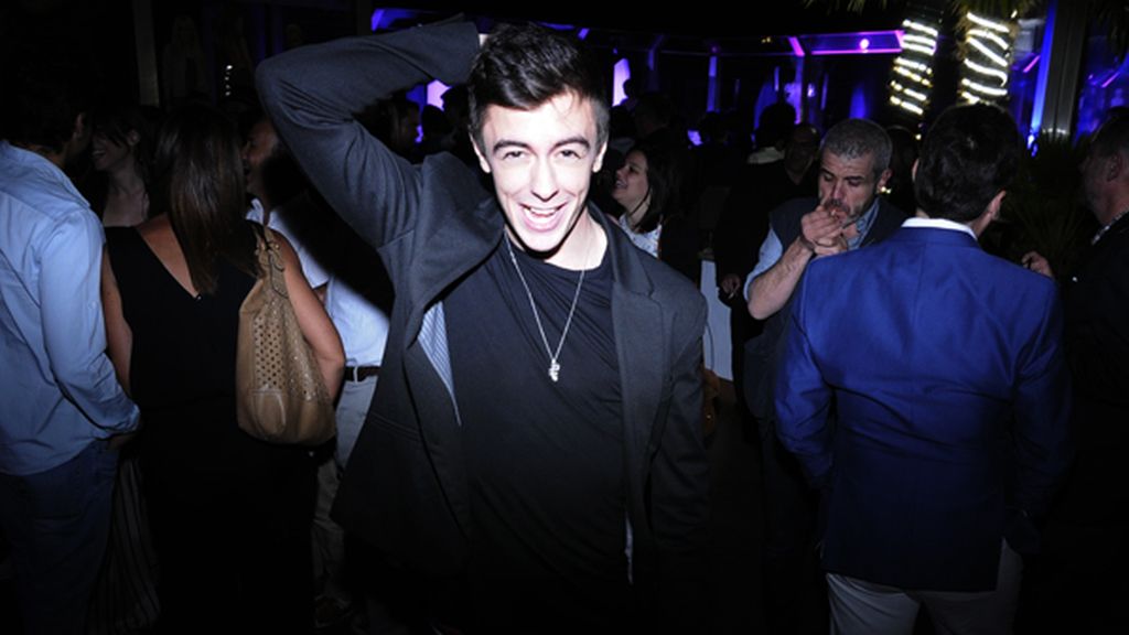 El actor Victor Palmero no paró de bailar los temazos que pincharon en la fiesta de Shangay