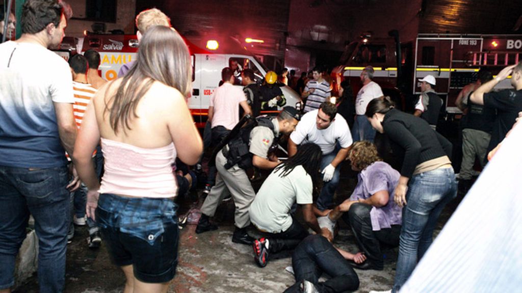 Los servicios de emergencia antendiendo a los heridos