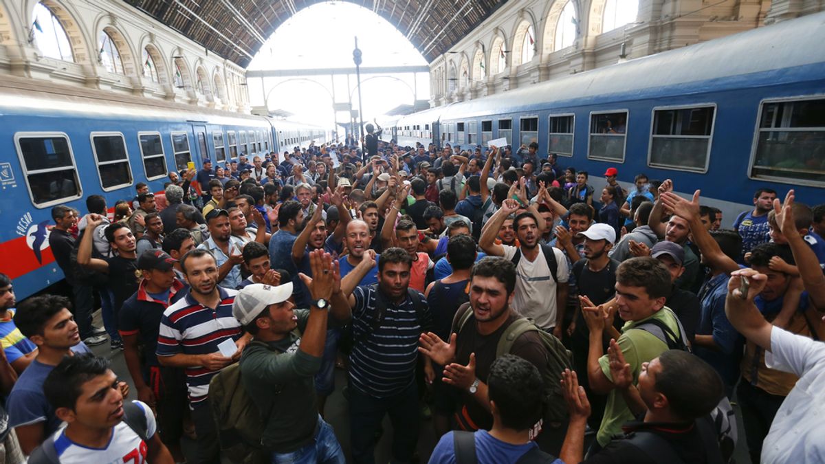 Hungría cierra la principal estación de tren de Budapest y deja varados a los refugiados