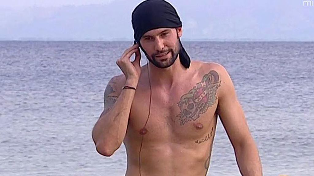 Tatuajes y pañuelo, Mario D'Amico se atreve con todo