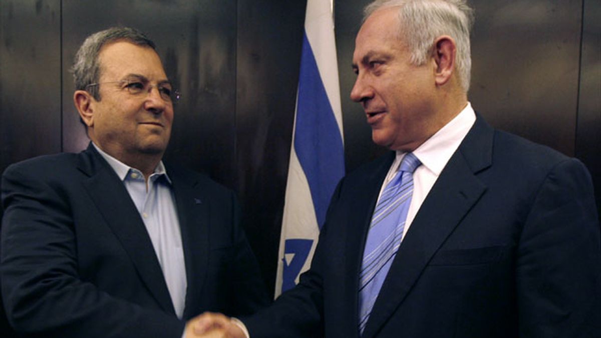 El líder del Likud, Benjamín Netanyahu, y el líder del partido laborista y ministro de Defensa, Ehud Barak