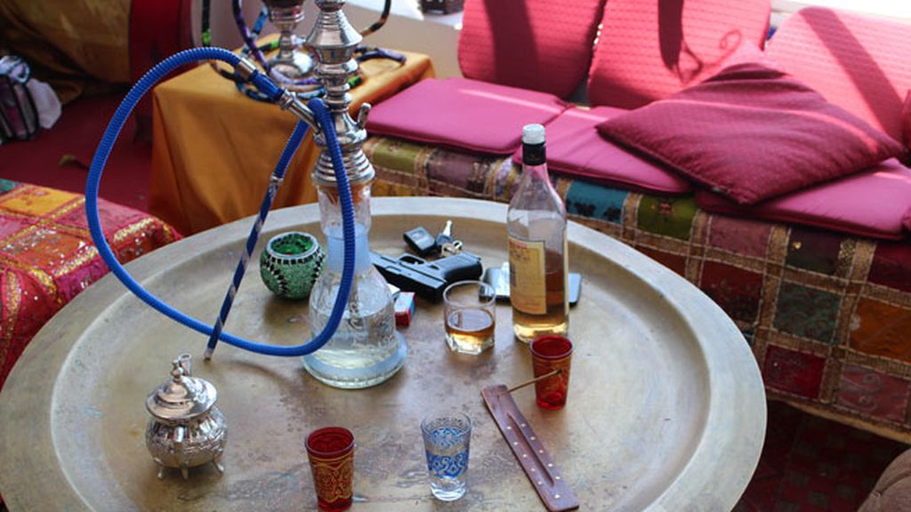 Pistola sobre la mesa, bromas entre secuencia y secuencia...