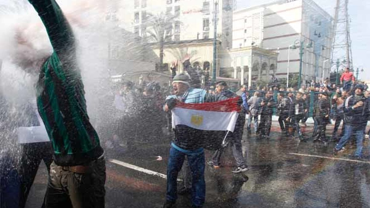 Los egipcios ignoran el toque de queda y toman las calles