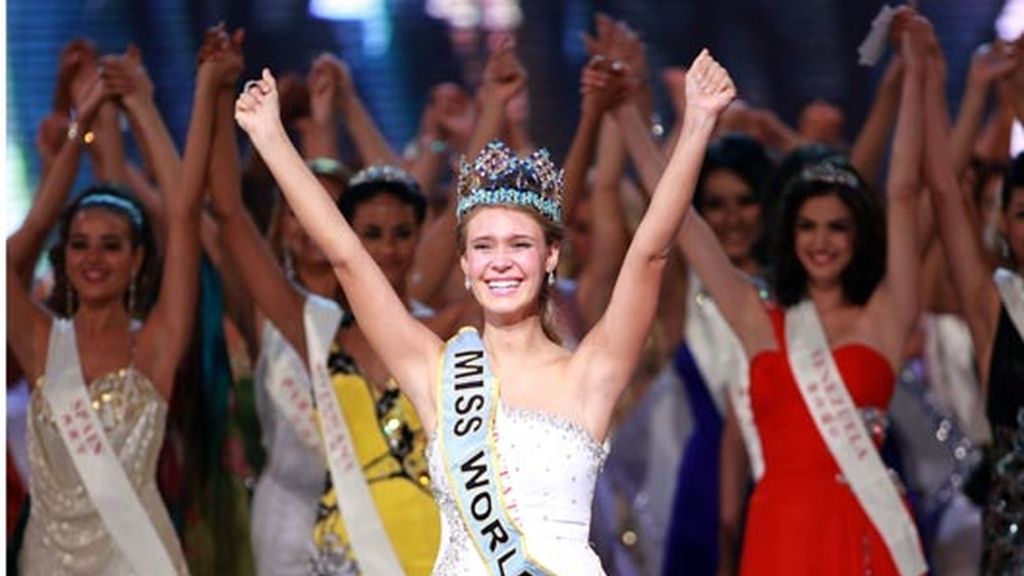 MISS ESTADOS UNIDOS EMOCIONADA POR SU VICTORIA COMO LA MUJER MÁS BELLA DEL MUNDO