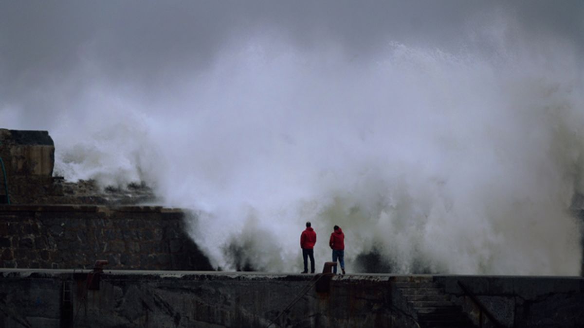La fuerza del oleaje y el intenso viento causan numerosos daños en el País Vasco
