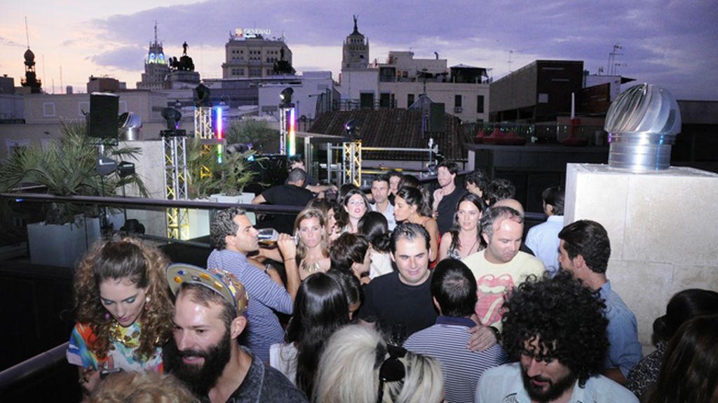 La espectacular terraza del Hotel Urban revivió por una noche los años ochenta