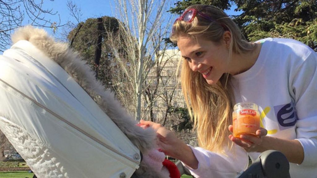 Por la cara sonriente de la madre, intepretamos que les gustan los 'potitos'