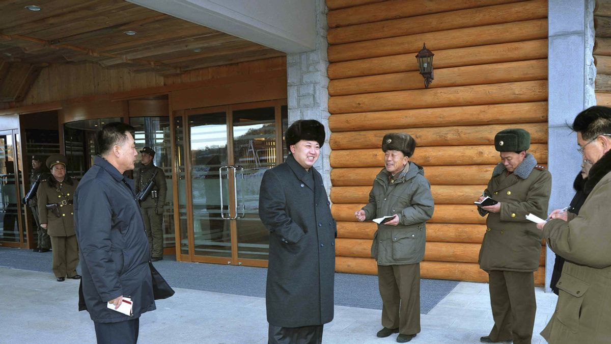 Kim Jong Un visita las obras de la primera estación de esquí del país