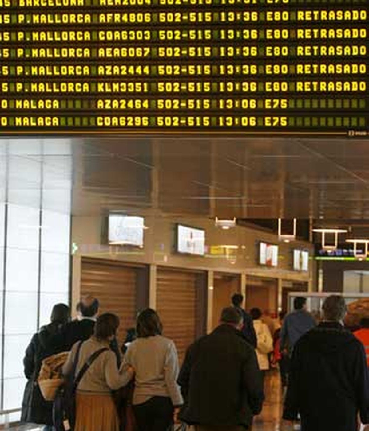 El aeropuerto de Barajas mantiene su racha de retrasos y caos en el 2009, ante la falta de controladores. Vídeo: ATLAS