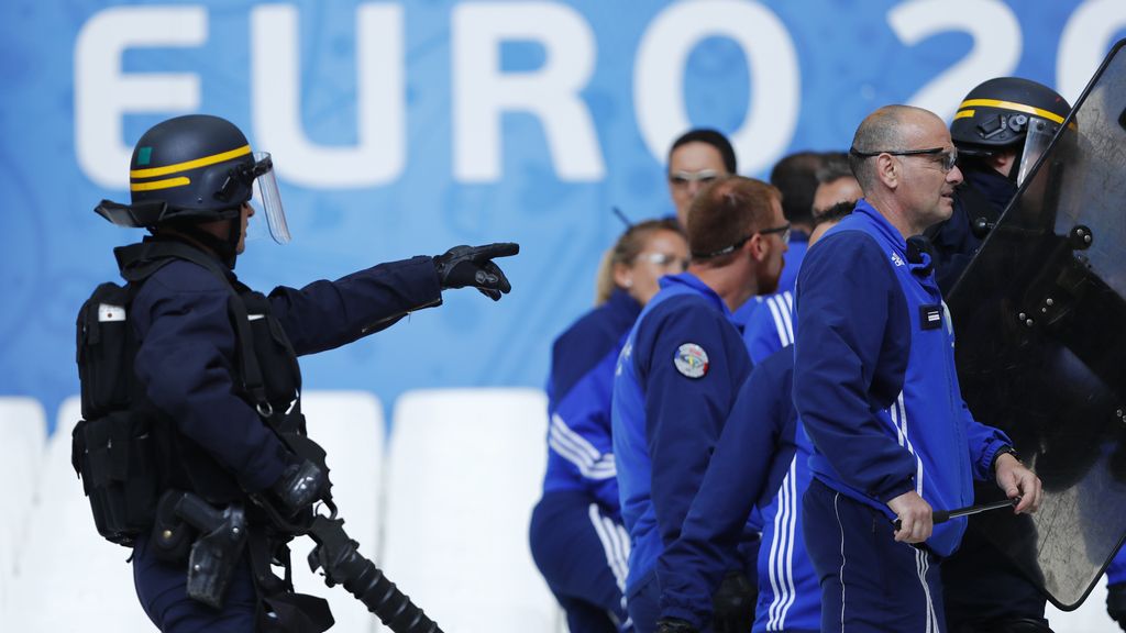 Porras extensibles y gases lacrimógenos para controlar a hooligans húngaros