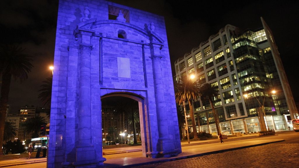 La Puerta de la Ciudadela iluminada de azul (Uruguay)