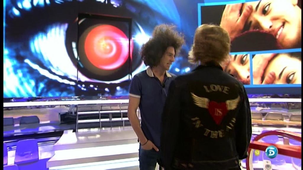 La presentadora desaloja el plató para quedarse sola con el 'pelocho'