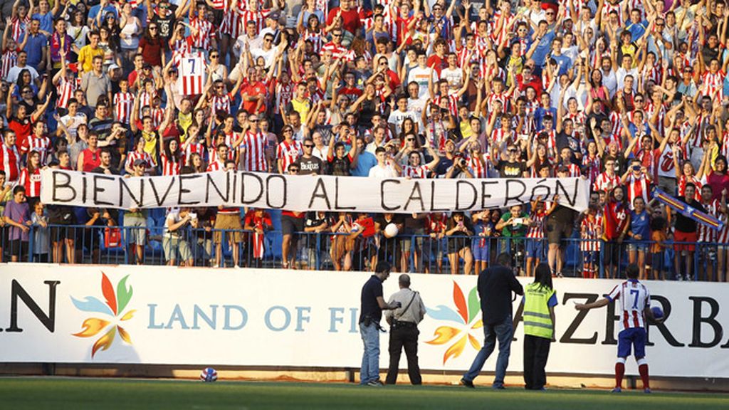 Balones a la grada, espontáneos y un selfie en la presentación de Griezmann en el Calderón