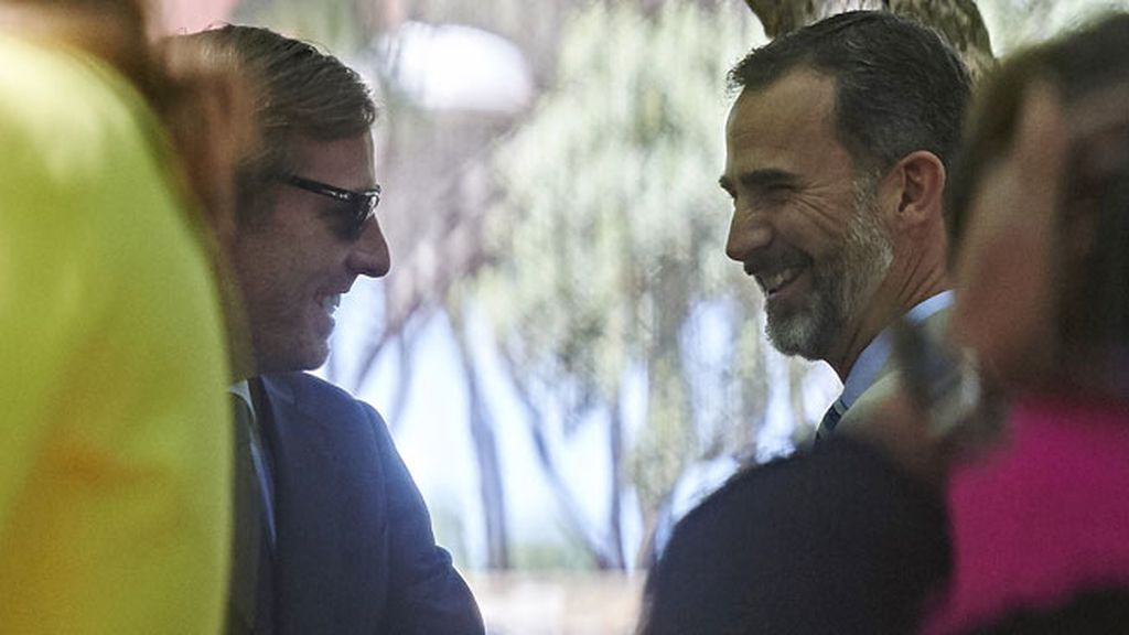 El rey Felipe estuvo sonriente con su primo Gómez Acebo