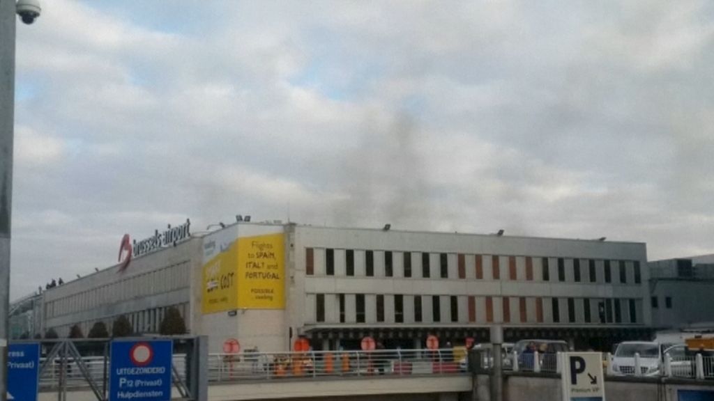 Columna de humo provocada por las explosiones en el aeropuerto de Bruselas