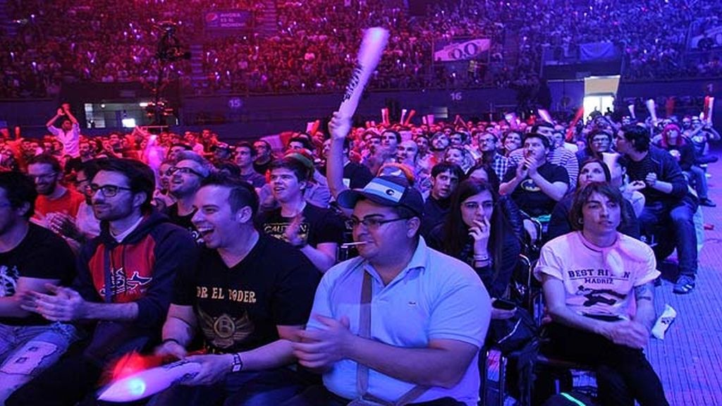 Miles de aficionados jalean a los equipos durante las finales de la 'LCS' en Madrid